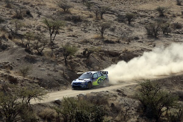 Subaru impreza wrx en movimiento en el Rally