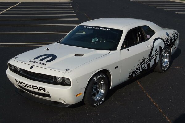 Dodge Challenger emballé dans un parking