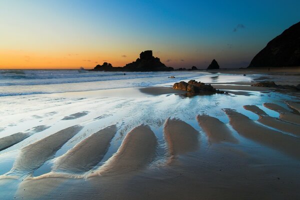 Playa con piedras azules