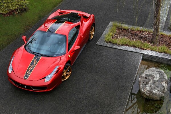 Ferrari rojo con discos de oro