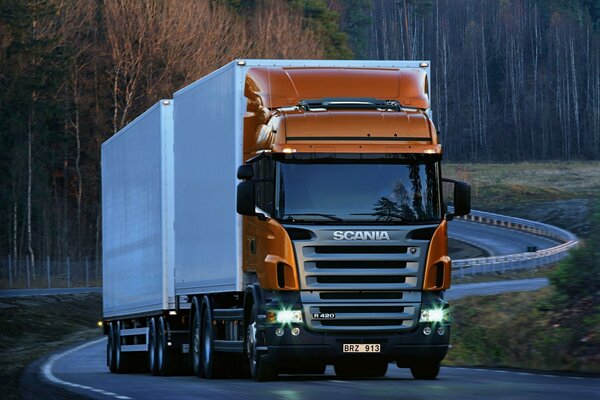 Scania LKW auf der Straße vor dem Hintergrund der Natur