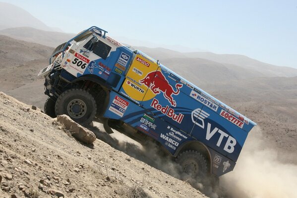 Blauer Kamaz in der staubigen Wüste