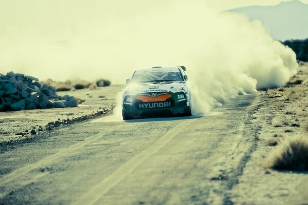 Hyundai volando en un Rally de alta velocidad en una nube de polvo