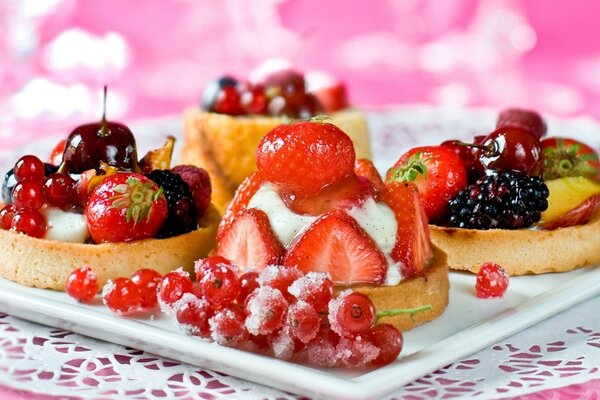 Kuchen mit frischen Beeren auf einem Teller