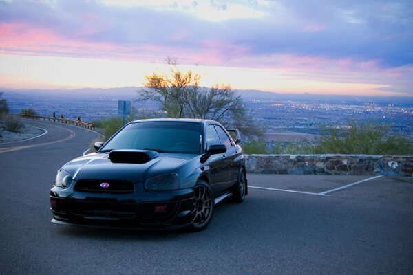 Voiture de tuning noire Subaru sur la route le matin