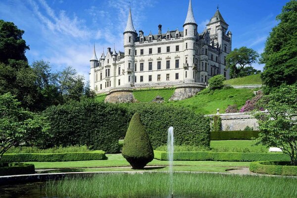 Fontaine dans le parc près du château Highland Ecosse