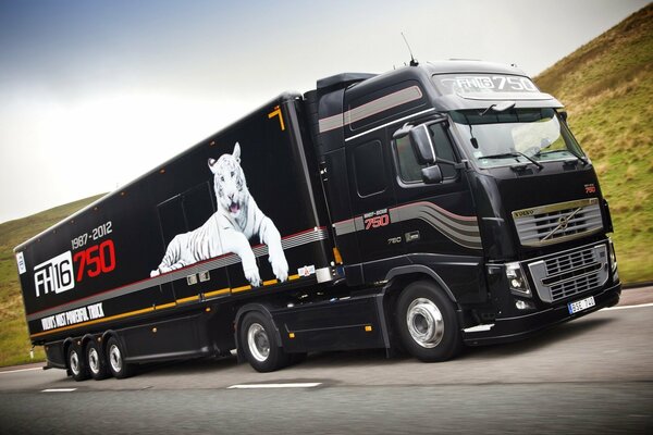 Volvo-LKW auf der Autobahn