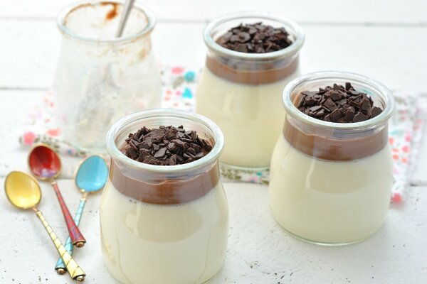 Panna Cotta con pudín de chocolate en recipientes de vidrio