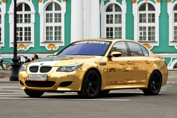 Ein atemberaubend goldener bmw steht wunderschön 