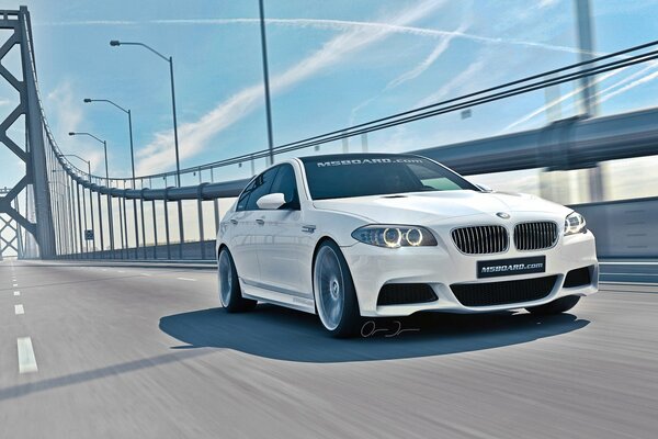 Une BMW blanche se précipite sur le pont