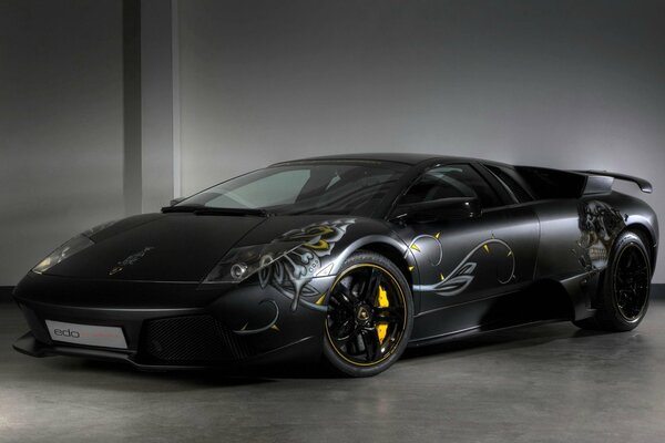 Beautiful black Lamborghini with good airbrushing. Wind in