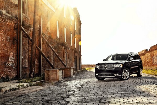 Jeep noire sur fond de rues du soir abandonnées