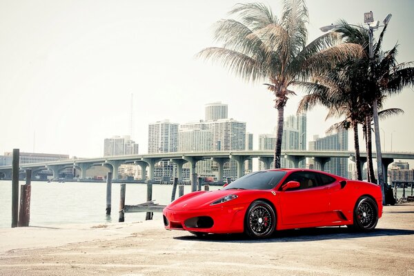 Ferrari en la playa en la soleada Kalifirnia