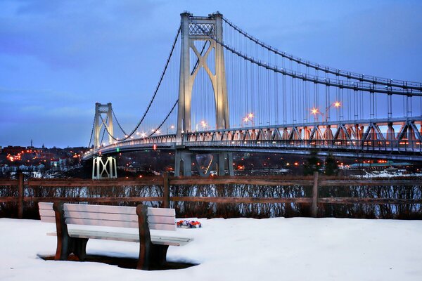 Hiver à New York, banc de rencontre avec vue sur le pont