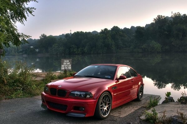 Bmw rojo en la orilla, un paisaje increíblemente hermoso