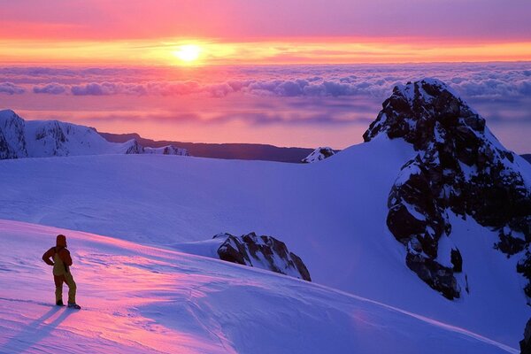 Wie schön sind Berge und Wolken bei Sonnenuntergang