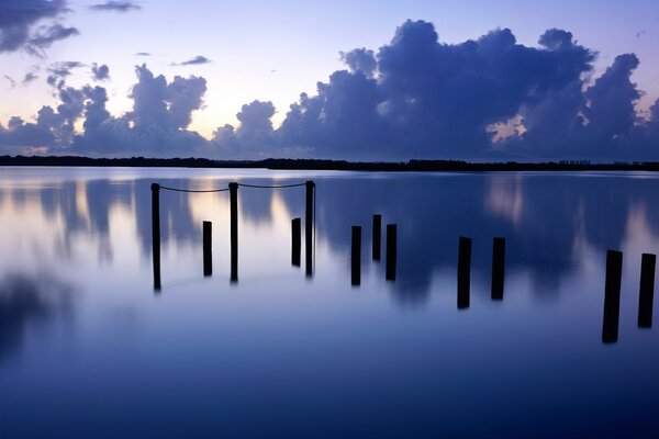 Ein schöner Anblick auf die im Wasser stehenden Säulen und die Reflexion der Wolken