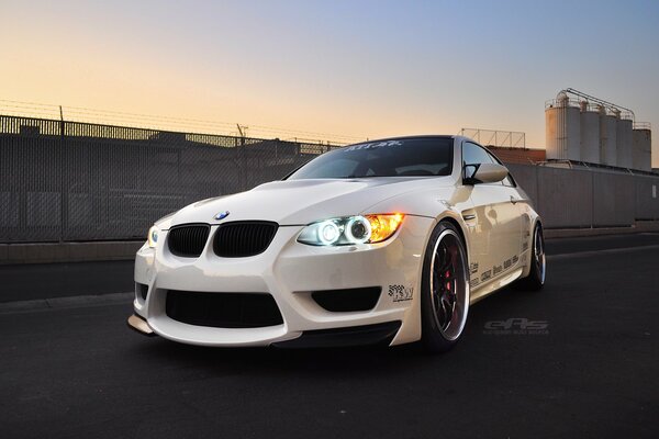 BMW blanco en el fondo de la zona industrial 