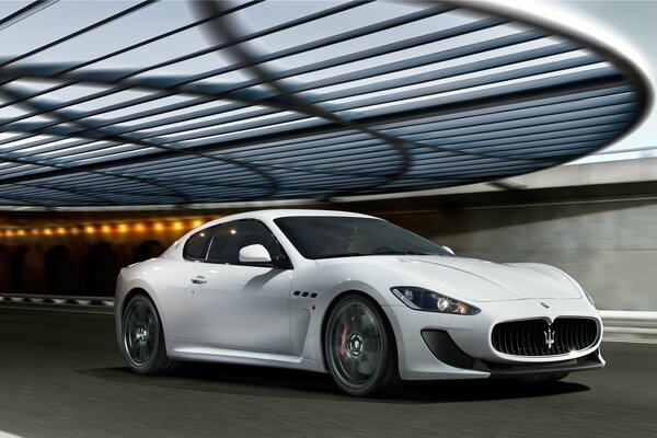 Białe Maserati granturismo 2012 wyjeżdża z tunelu