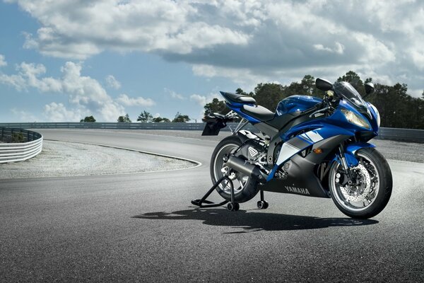 Hermosa moto azul en la pista de carreras