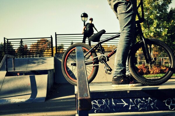 Stunt-Bike bei Sonnenuntergang