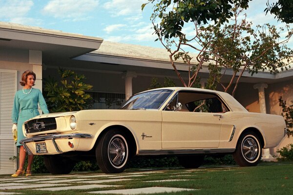 Una Ford Mustang cremosa nel 1964 è il sogno americano