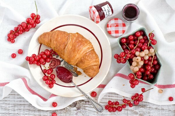 Lit de croissant avec confiture et cassis