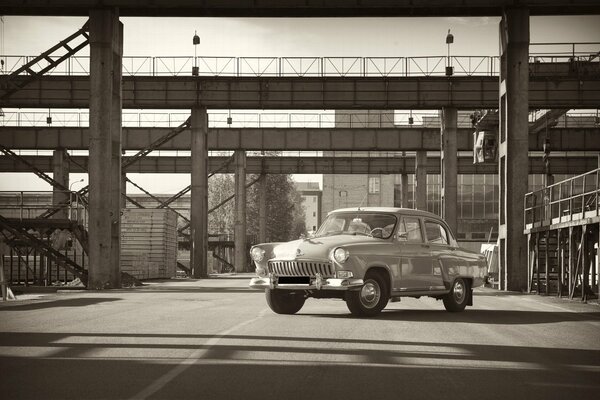 Máquina GAZ Volga, en el fondo de la fábrica