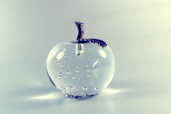 Pomme en verre avec des bulles