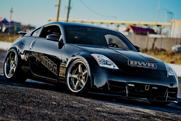 Nissan 350Z noir sur asphalte