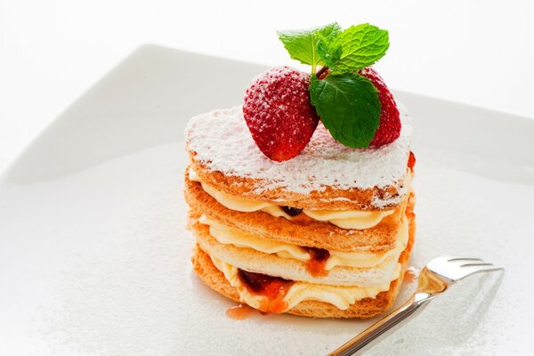 Napoleon-Kuchen mit Erdbeeren an der Spitze