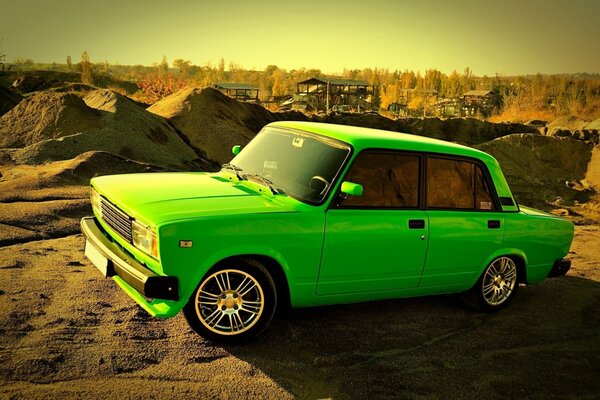 Lada verde entre la cantera de arena