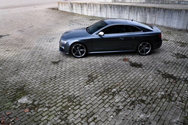 El coche negro audi rs5 se encuentra en las placas