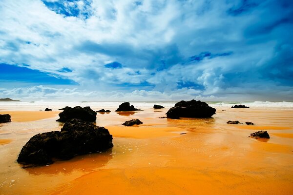 Ein steiniger Strand unter blauem Himmel