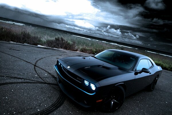 Voiture challenger entièrement noire