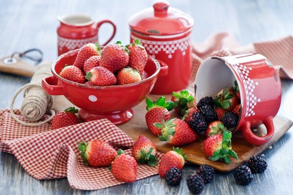 Bodegón con electrodomésticos rojos y fresas