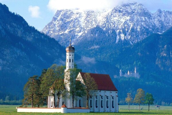 Kleine Kirche in Bayern im Sommer