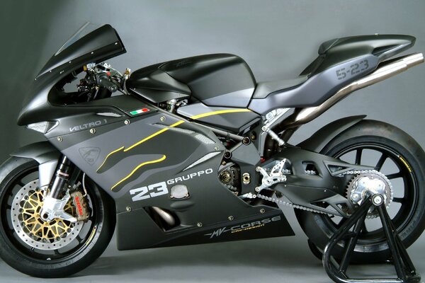 Moto sportive noire Agusta