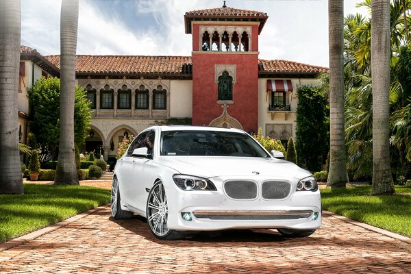 Blanche-neige BMW série 7 sur le fond d une maison de campagne