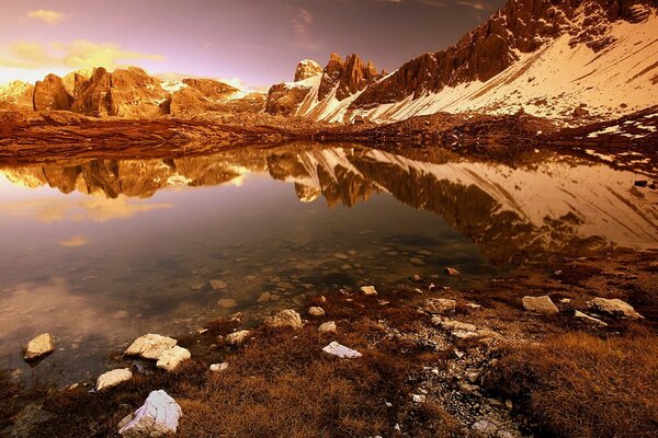 Un lago in cui si riflettono le rocce