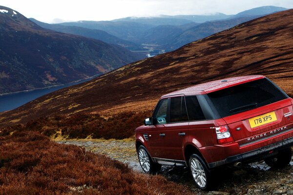 Czerwony land Rover w górach wygląda świetnie