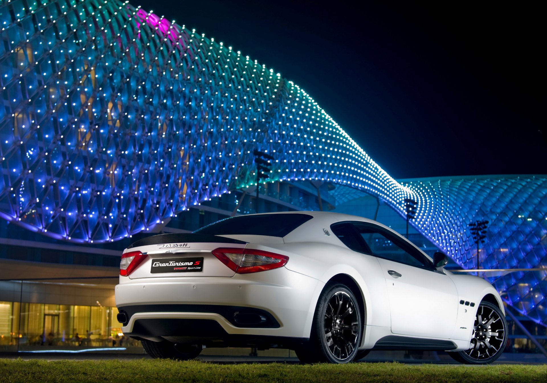 maserati granturismo s белый авто ночь яркое здание