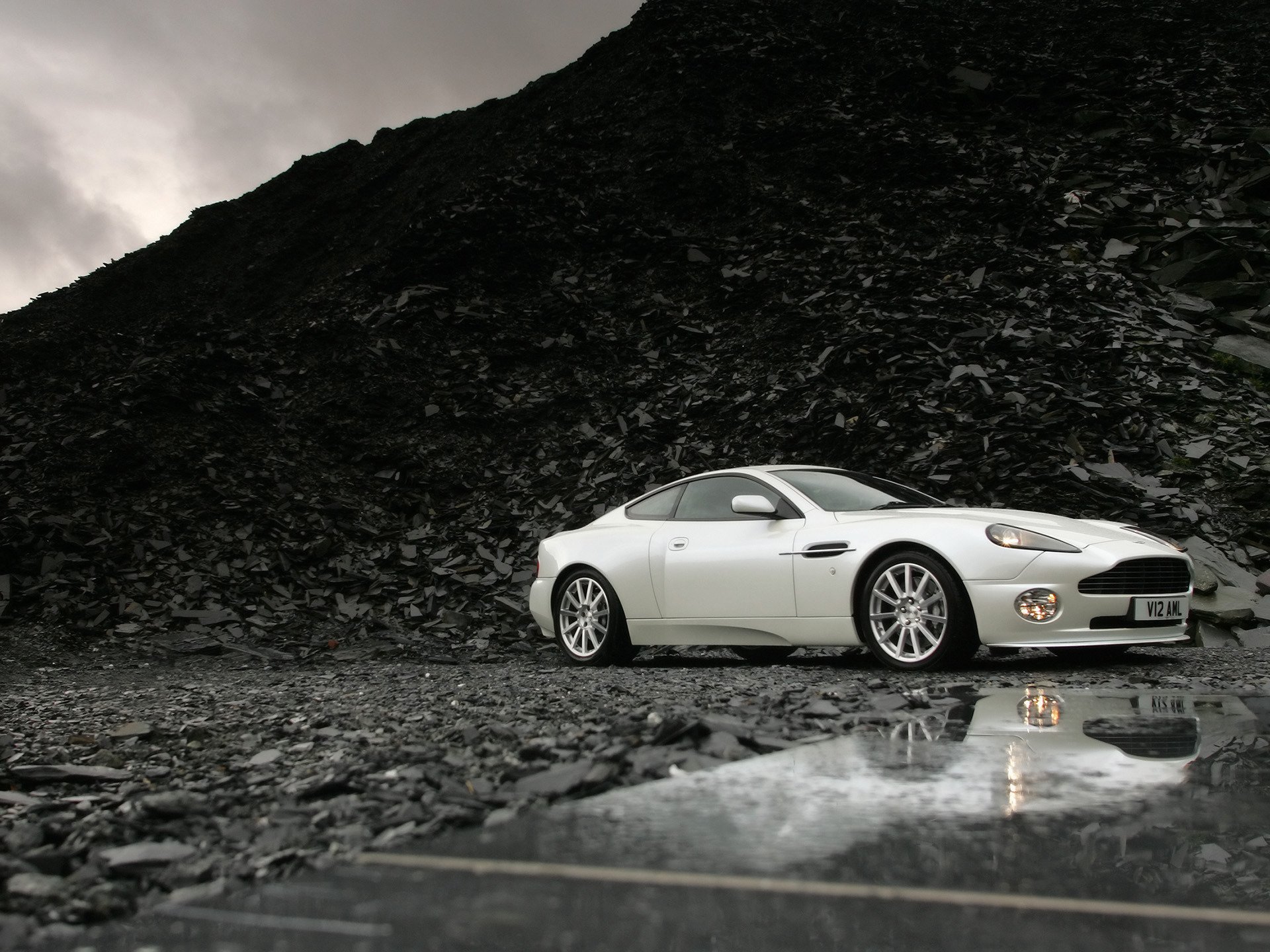 aston martin v12 vanquish s hintergrund