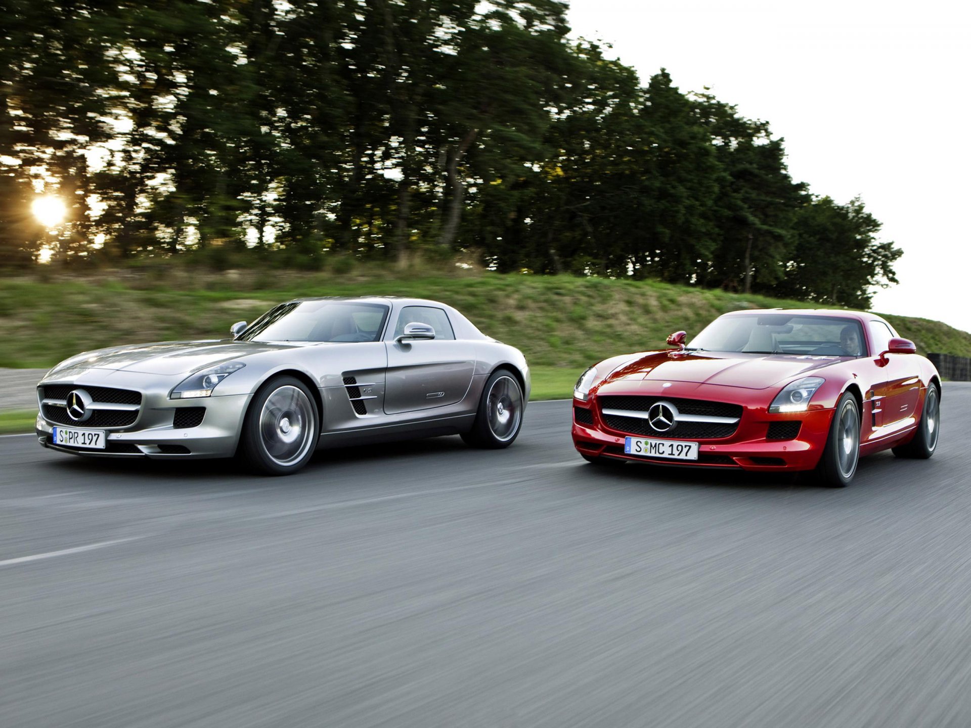 mercedes benz sls amg desierto sol carretera rojo plata árboles velocidad