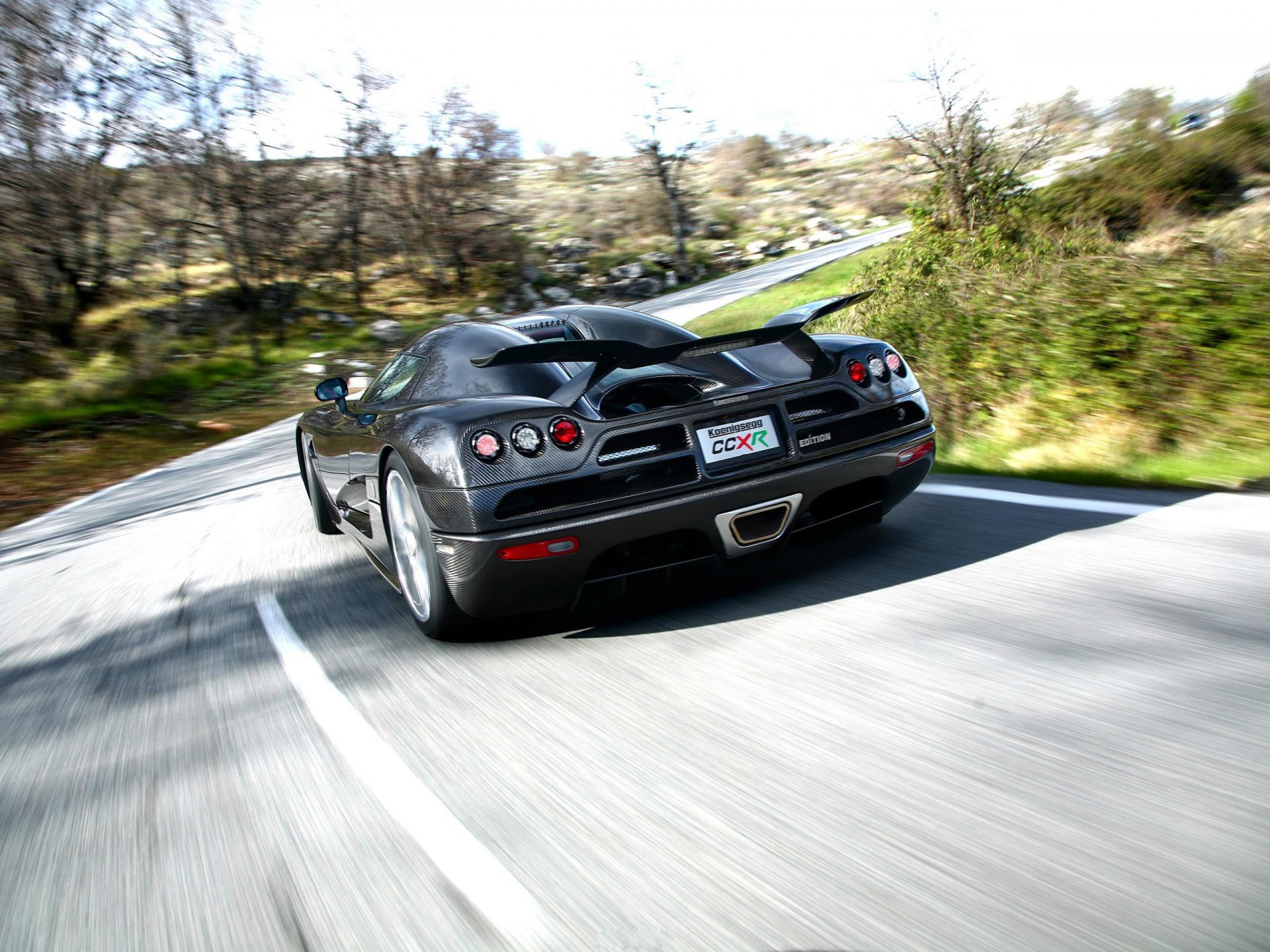 koenigsegg ccx carretera cielo árbol desenfoque carbono