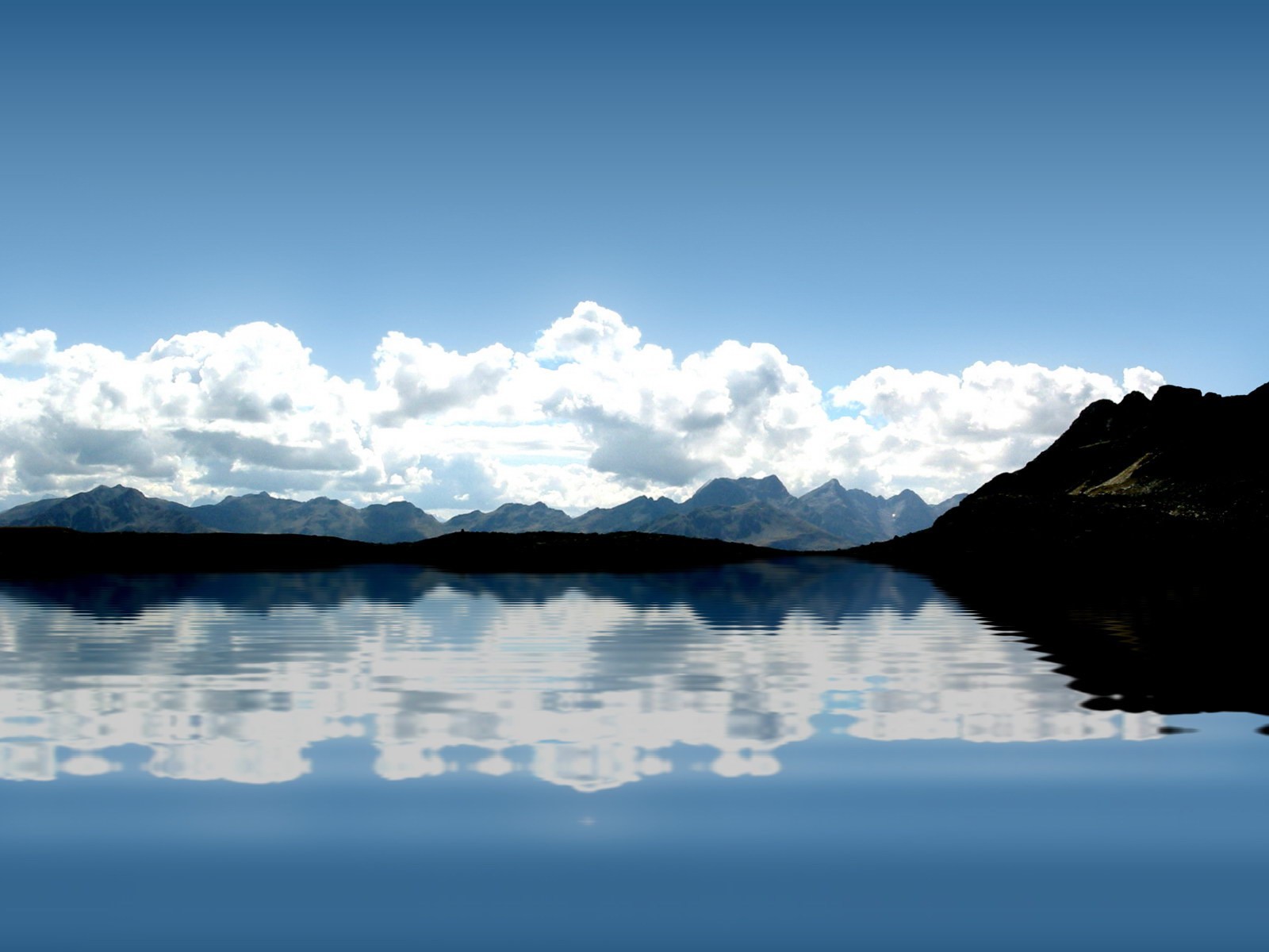 acqua riflessione onde montagne nuvole