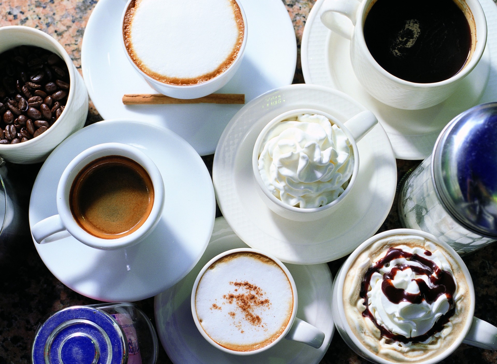 kaffee creme getreide bett tassen getränke tisch zucker untertassen