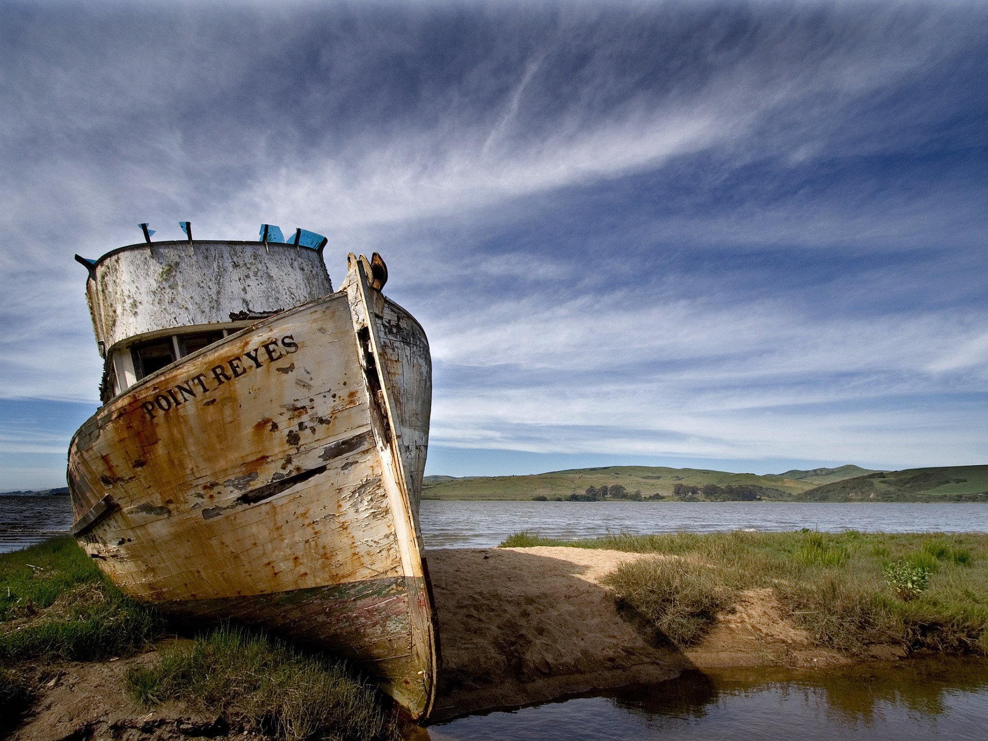 bateau rivage herbe