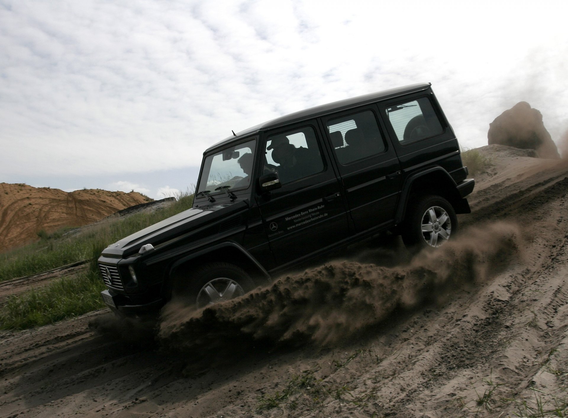 машины mercedes-benz гелик песок едет