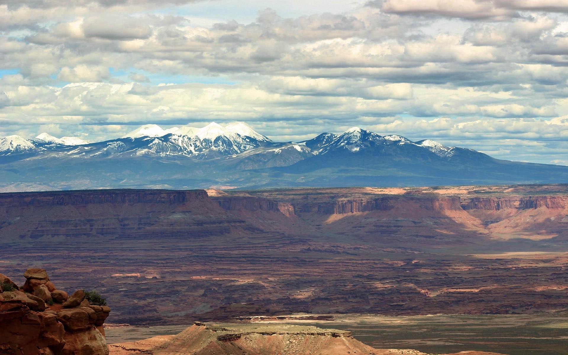 montagnes canyon nuages